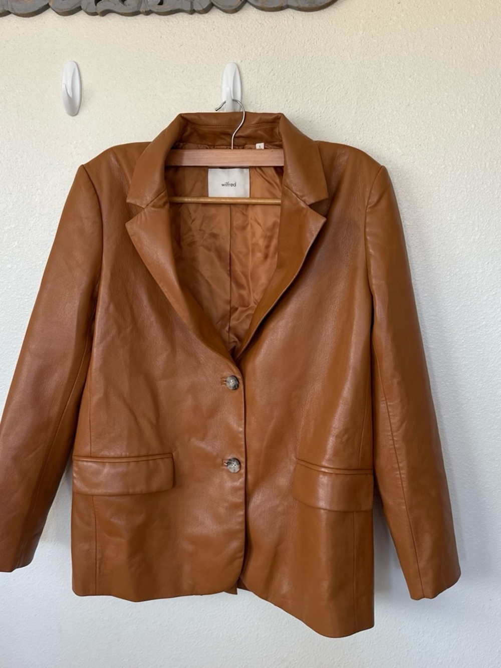 ARITZIA Tan leather blazer with a relaxed fit